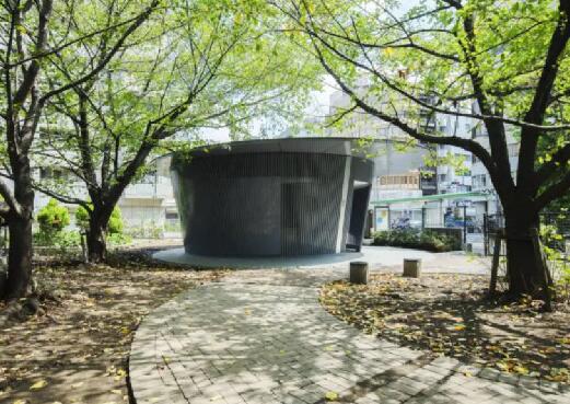 ▲“避雨公廁”位于神宮通公園