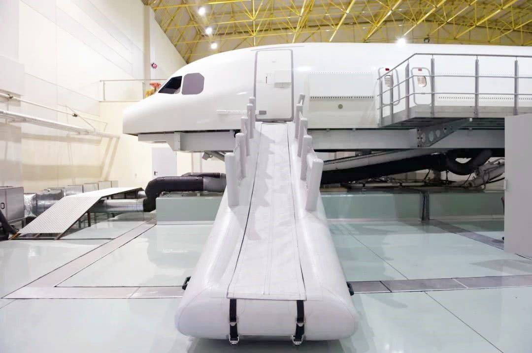 飛機滑梯